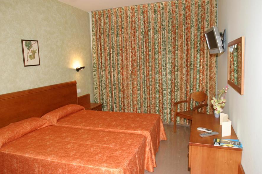 Hotel Fonda Neus Sant Sadurní dʼAnoia Exterior foto