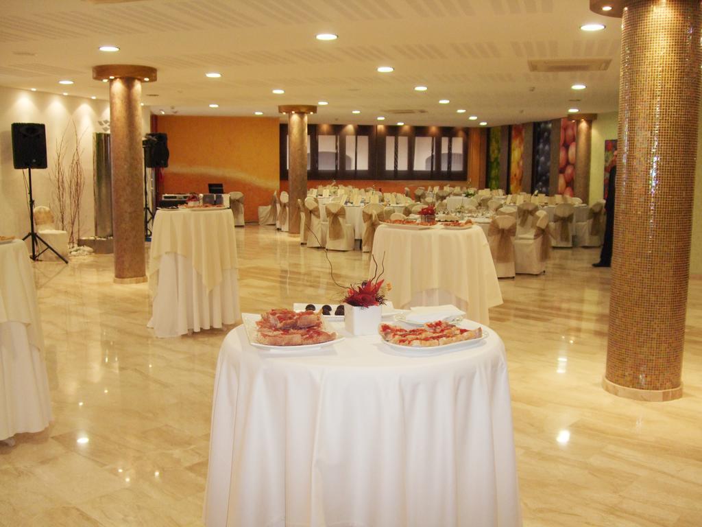 Hotel Fonda Neus Sant Sadurní dʼAnoia Exterior foto