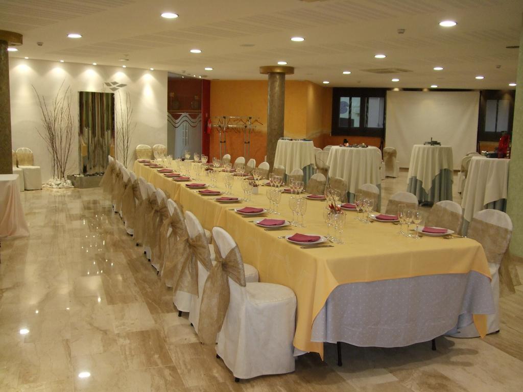 Hotel Fonda Neus Sant Sadurní dʼAnoia Exterior foto